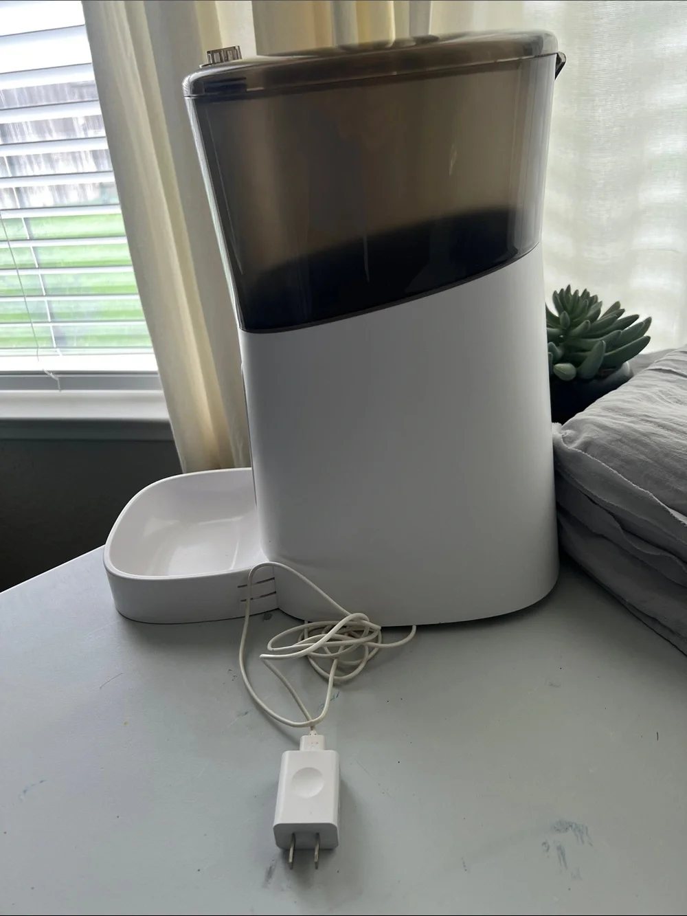 White & Smoke Automatic Cat Feeder